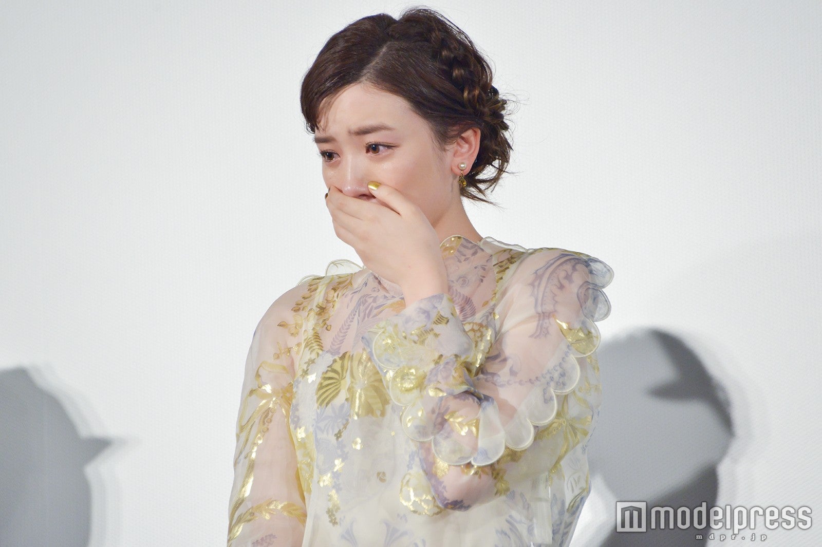 サプライズの手紙に感激して涙を流す永野芽郁（C）モデルプレス