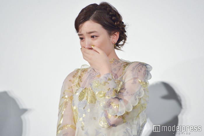 サプライズの手紙に感激して涙を流す永野芽郁(C)モデルプレス