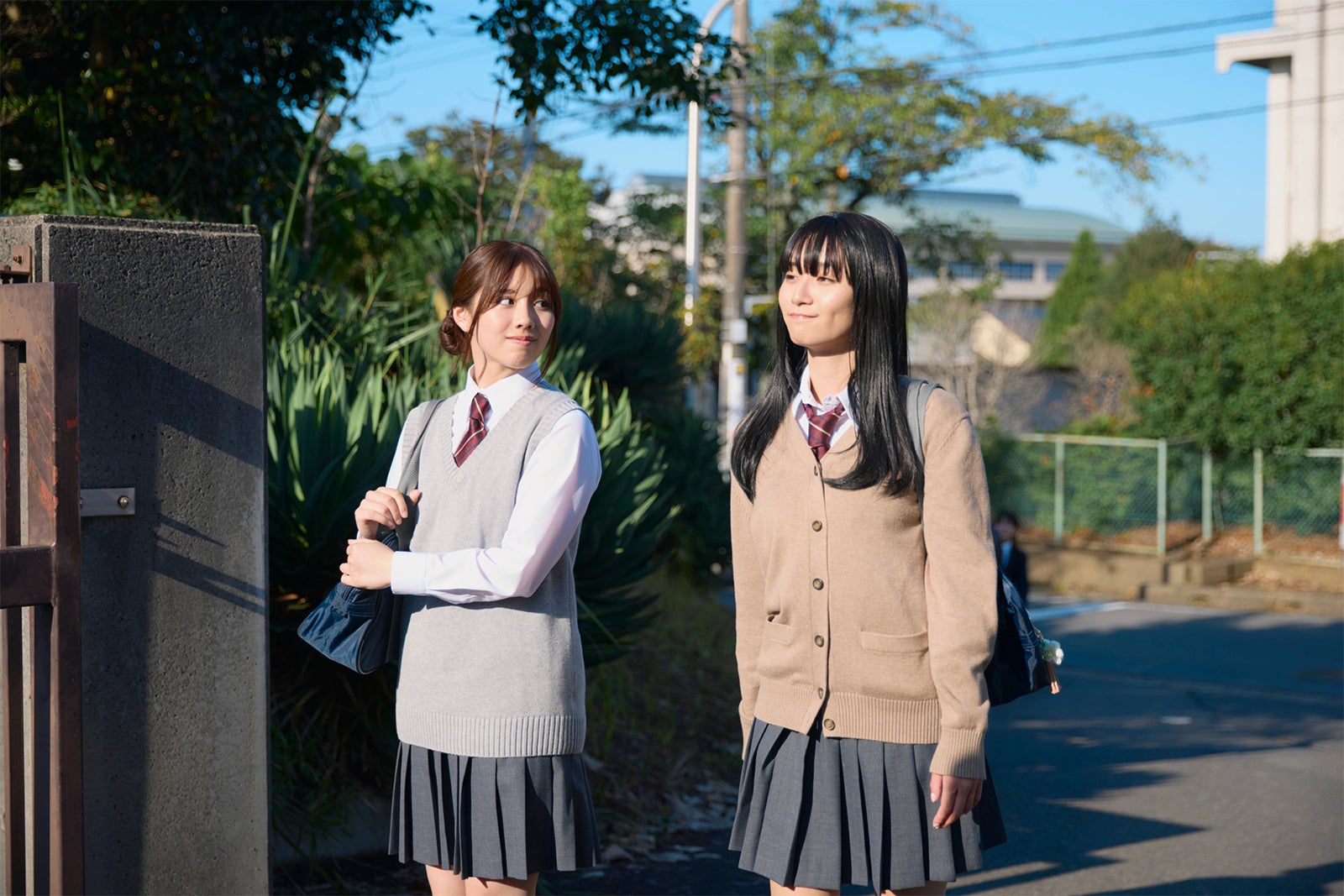 渡邉美穂、浅川梨奈（C）「嘘をついた私たち」製作委員会