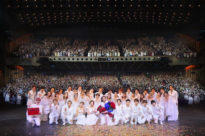 帝劇客席約1900本のバラのサプライズ/「Endless SHOCK」1900回達成記念カーテンコール(提供写真)