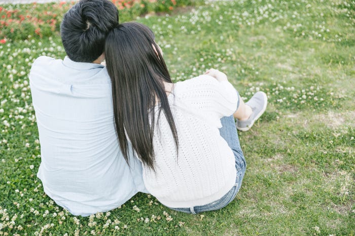 カップルにとって理想的な身長差って?ハグやキスをするのなら…/photo by ぱくたそ
