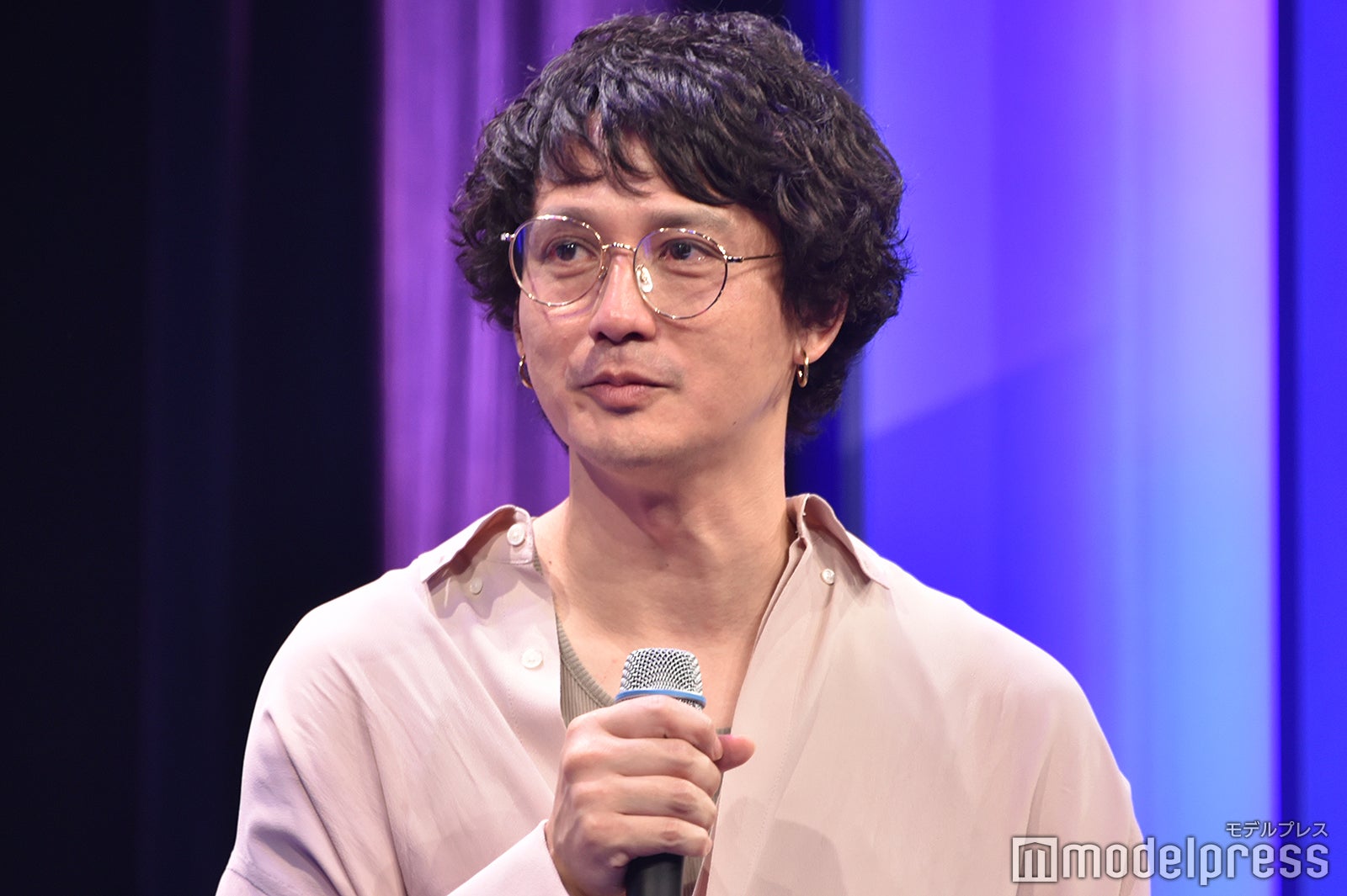 電車通いの安藤政信（C）モデルプレス