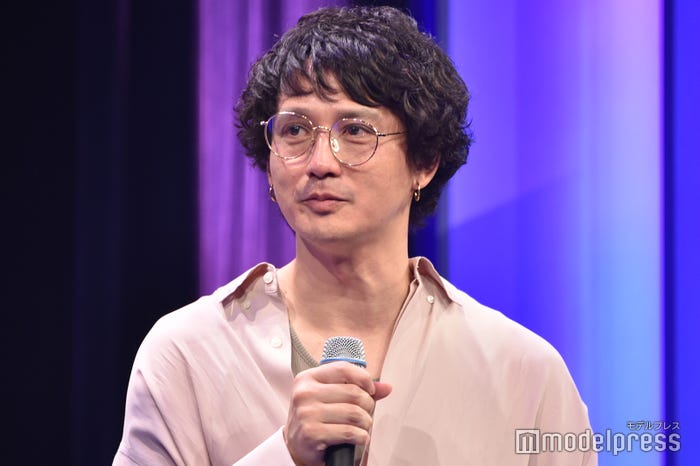 電車通いの安藤政信(C)モデルプレス