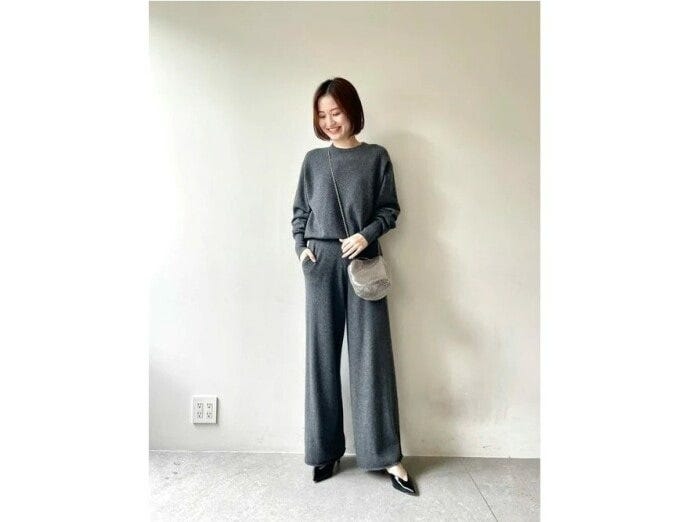 確実に着まわせるグレーのニットを「カシミヤ」にアップグレードするのもおすすめ　出典：WEAR