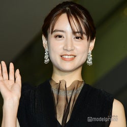 山本美月“太ももチラ見せ”黒ドレス姿 理想のクリスマスを明かす