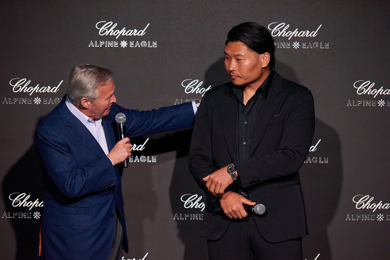 （左から）カール-フリードリッヒ・ショイフレ、稲垣啓太選手（提供写真）