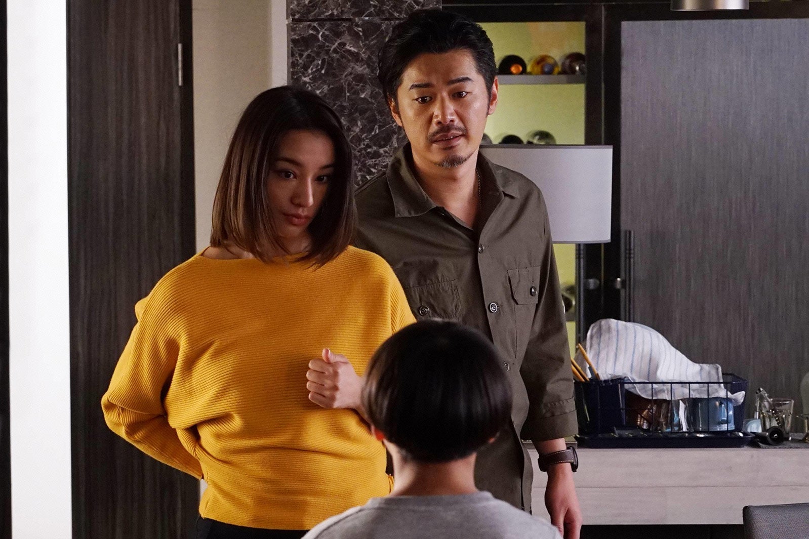 高橋メアリージュン、平山浩行／「隣の家族は青く見える」最終話より（C）フジテレビ