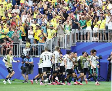 「綺麗すぎる♥」「AIかと」ブラジル戦7列目に元レースクイーン 代表ユニの裾まくり凹凸くっきり「選手も近かった」弾丸渡米