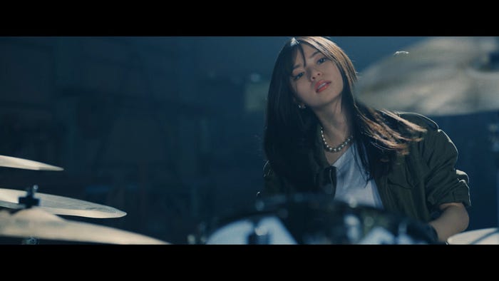 乃木坂46「泥だらけ」Music Videoより (提供写真)