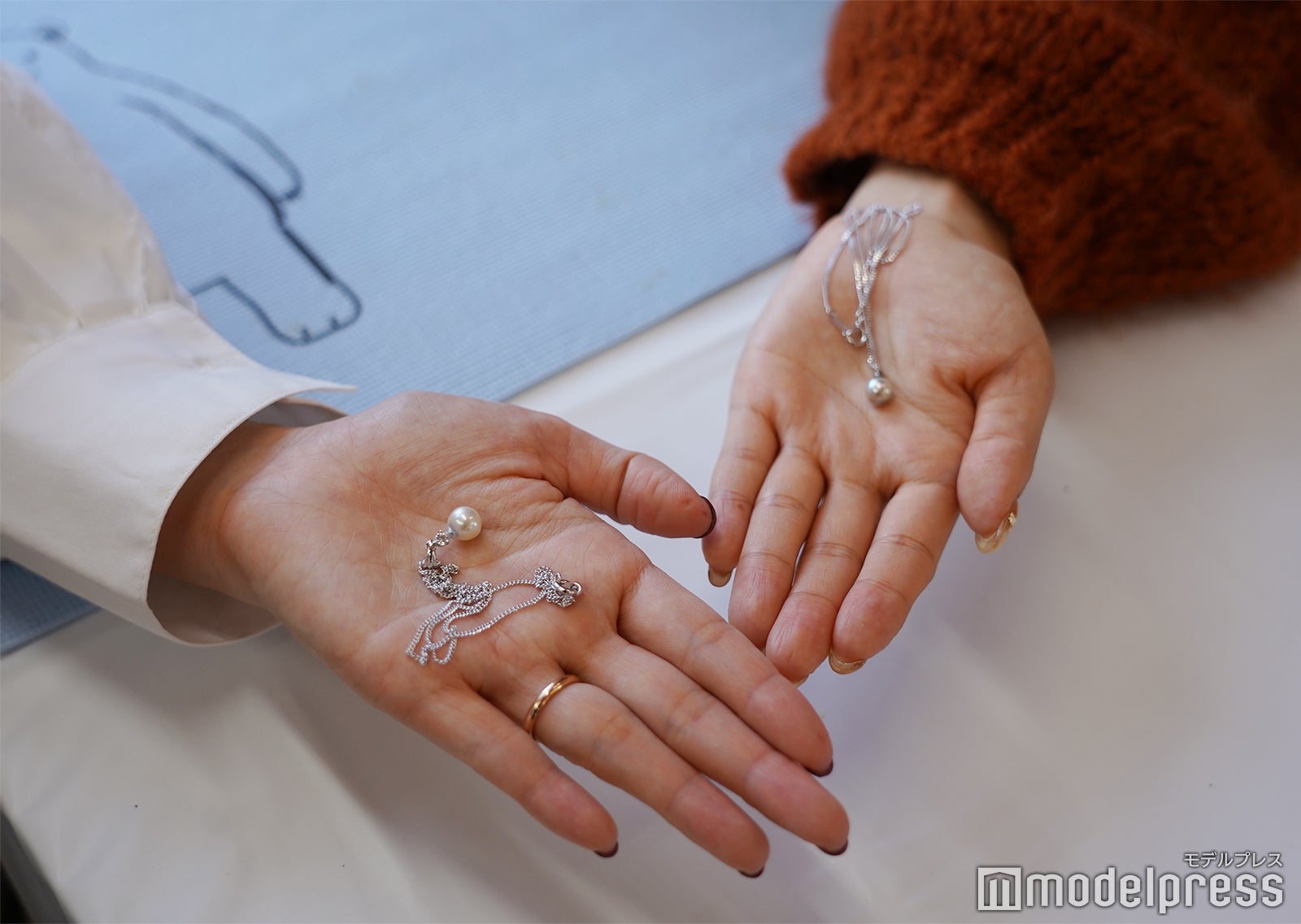 シンプルなデザインの真珠のネックレスが完成！ネックレスなどのデザインは自分で選べます （C）モデルプレス