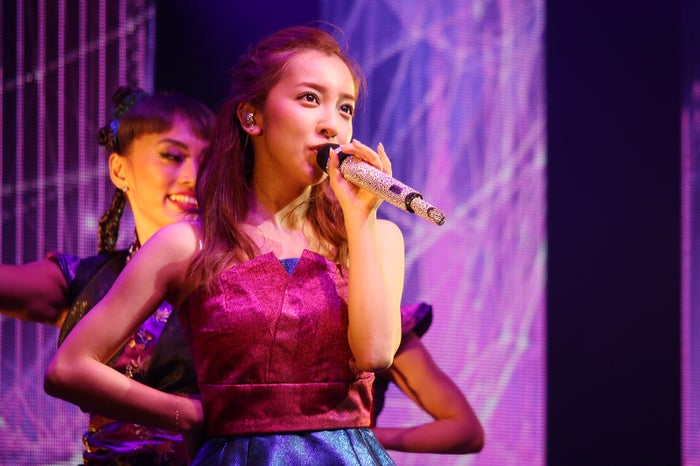 板野友美 妖艶着物 Sexyドレスでアジアツアー完走 サプライズ発表も モデルプレス 板野友美 妖艶着物 Sexyドレスでアジアツアー完走 サプライズ発表も モデルプレス