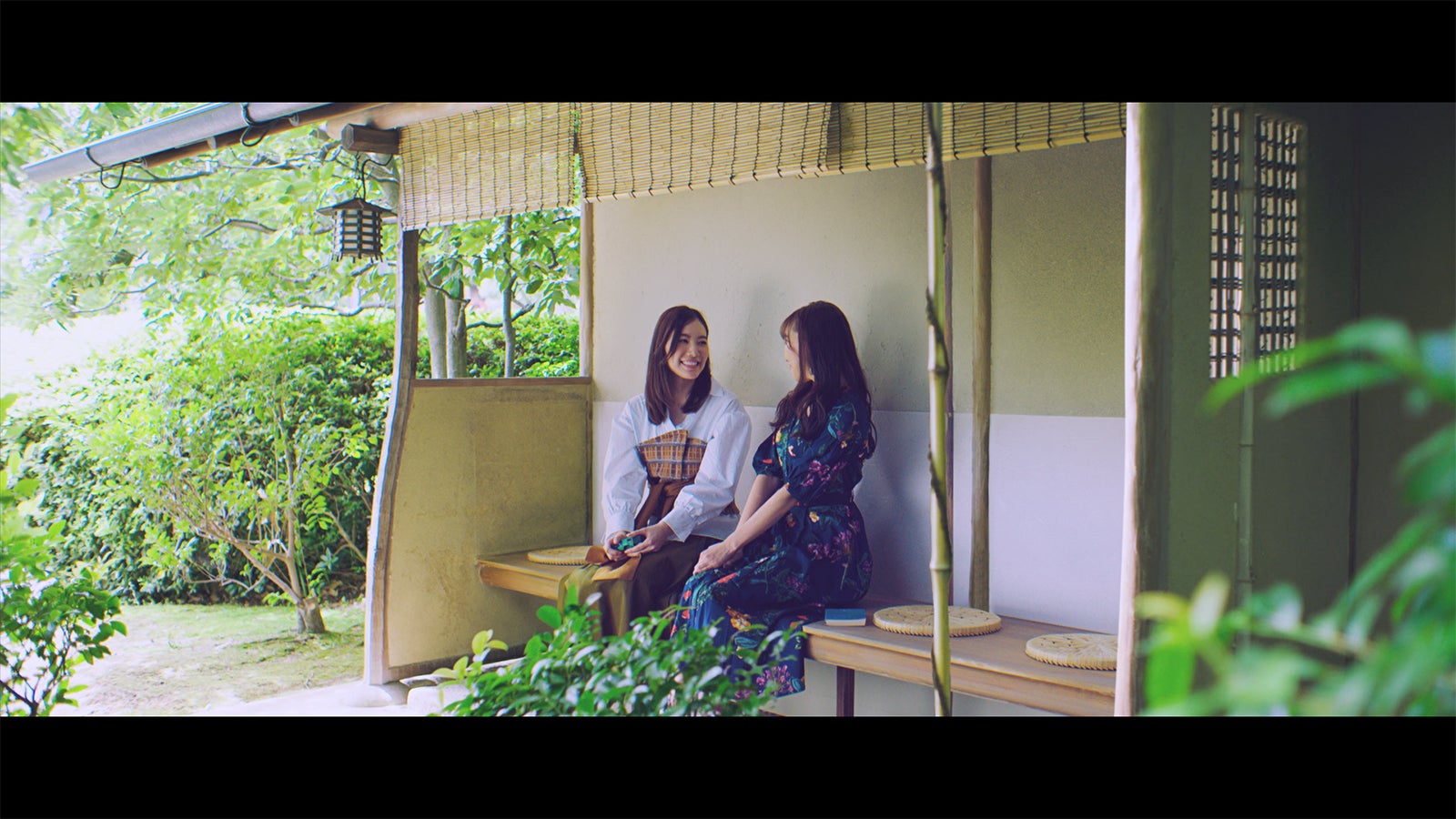 松井珠理奈（左）／AKB48「センチメンタルトレイン」MV完全版場面写真（C）AKS／キングレコード