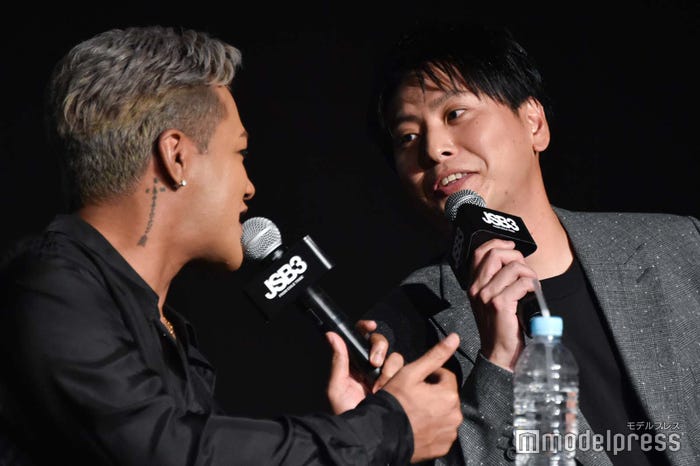 「前代未聞」に混乱するELLYと笑ってフォローした山下健二郎 (C)モデルプレス