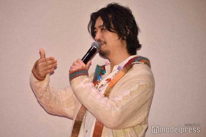 台本が1ページなかったハプニングを伝える斎藤工 (C)モデルプレス