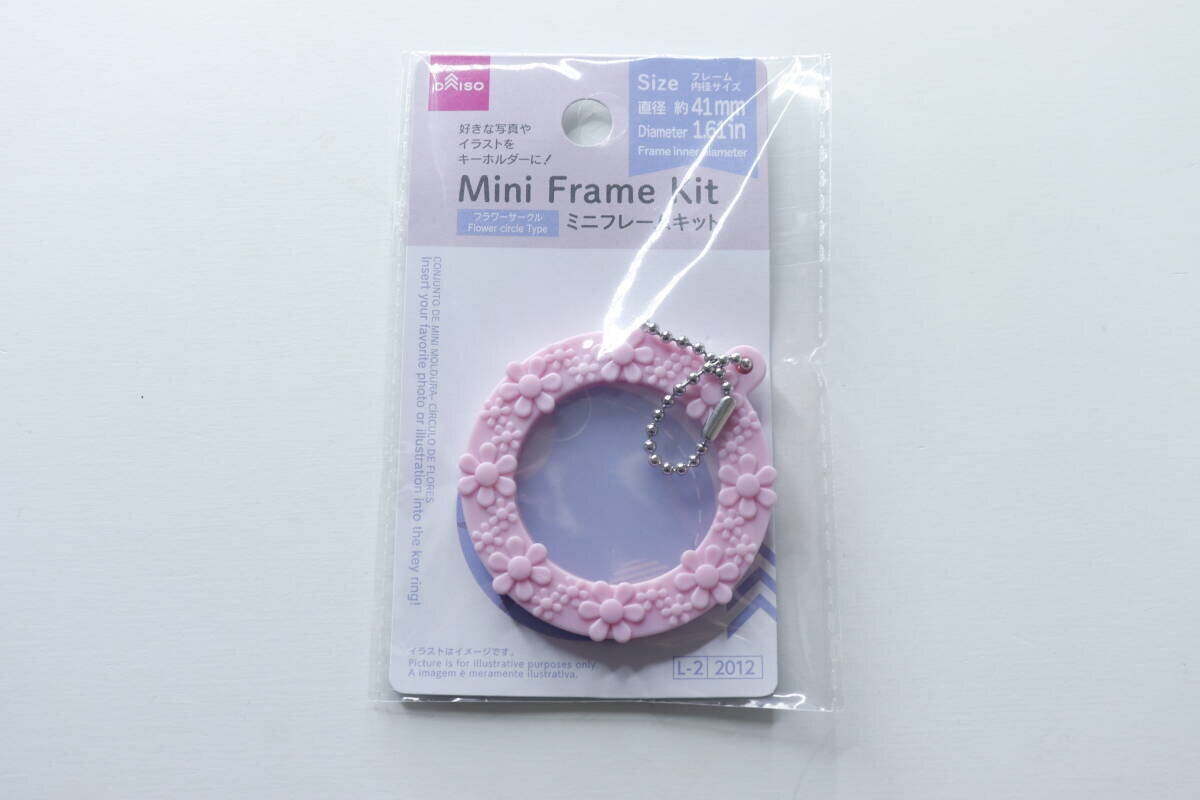 ピンクのミニフレームキットがパッケージに入っている