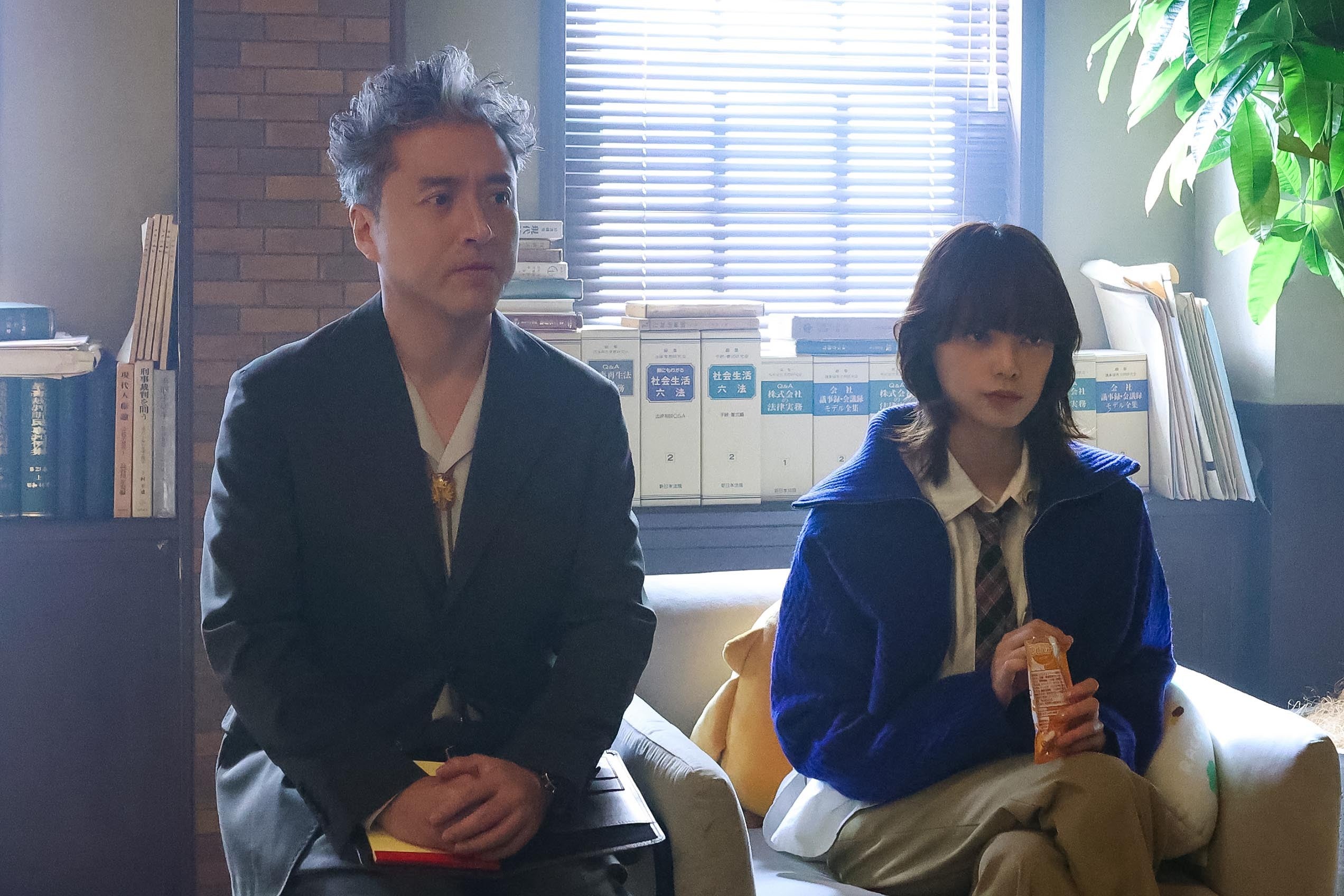 （左から）ムロツヨシ、平手友梨奈「うちの弁護士は手がかかる」第10話より（C）フジテレビ