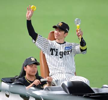 阪神・藤川監督 近本の先頭打者弾を称賛「空気がパッと晴れたような一発」 1カ月ぶり甲子園での巨人戦で「非常に大きかった」