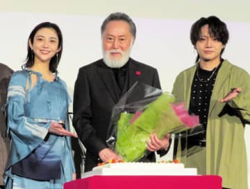 北大路欣也の目がウルウル 83歳バースデーサプライズ祝福に「本当に僕は幸せ」 88歳・伊東四朗からもメッセージ