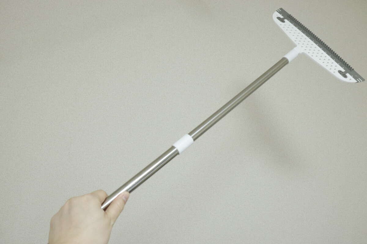 手で持ったキャンドゥのワイパーほうき全体。柄はシルバー。 手で持ったキャンドゥのワイパーほうき全体。柄はシルバー。