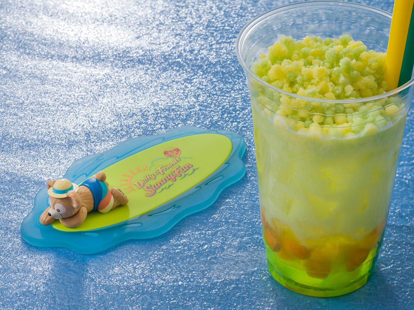 サニーファンドリンク（オル・メル）、スーベニアコースター付き※ソフトドリンクやセットにプラス￥900でスーベニアコースターを付けることができる（紙パックドリンクを除く）（C）Disney