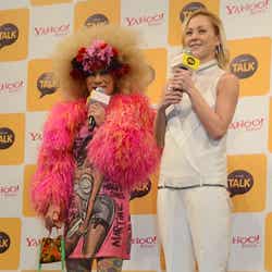 土屋アンナ(右)とWEB限定CMに出演したレモンさん(左)