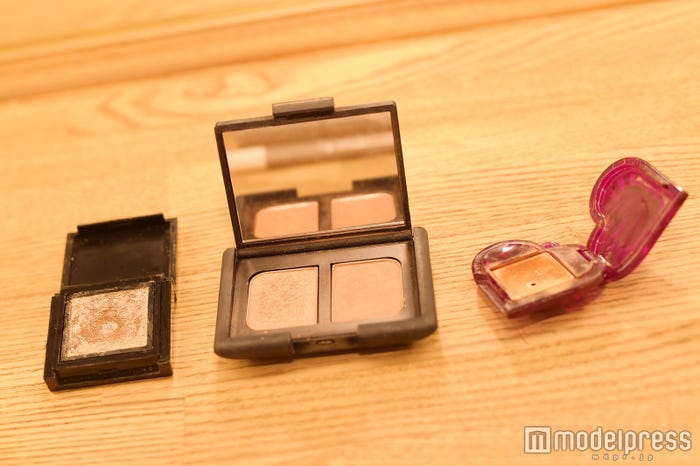 シャドウはオレンジブラウン、ラメ系をヘビロテ!(C)モデルプレス