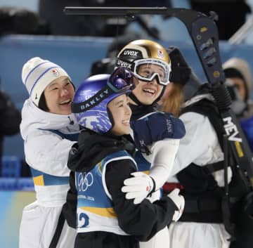 大けが乗り越えた新エース、丸山希の銅メダル 駆け寄って祝福した高梨沙羅、伊藤有希の想い 高梨「幸せな気持ち。それくらいメダルって力がある」伊藤も「彼女の想いが報われた」