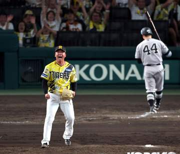 阪神 接戦制し連敗ストップ 前半戦白星フィニッシュで同率首位浮上 村上完封8勝目 六回に佐藤輝が9戦ぶりの22号バックスクリーン弾