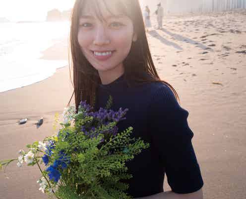 日向坂46河田陽菜、海辺で微笑む“エモい”花束ショット公開<1st写真集「思い出の順番」先行カット>