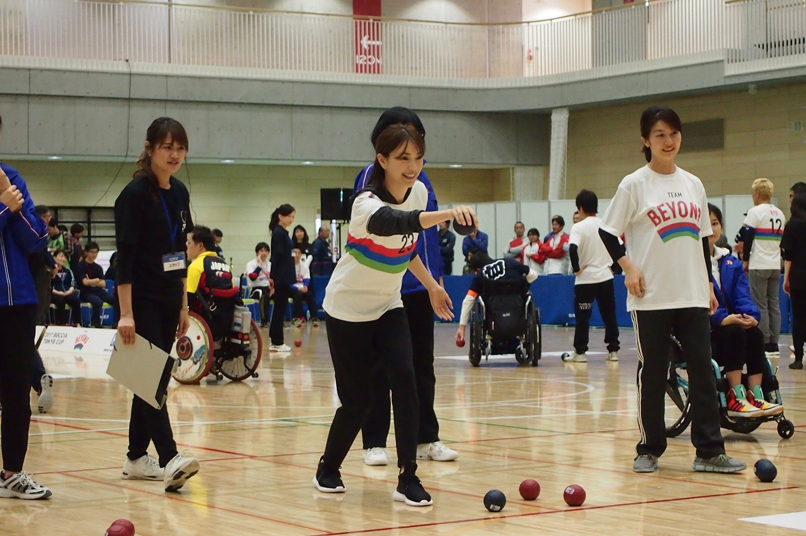 ボッチャに初挑戦する蛯原友里（提供写真）