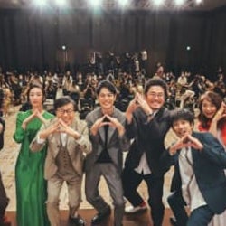 二宮和也『浅田家!』浅田政志撮影・完成報告会の舞台裏写真お披露目、妻夫木聡と菅田将暉がピース