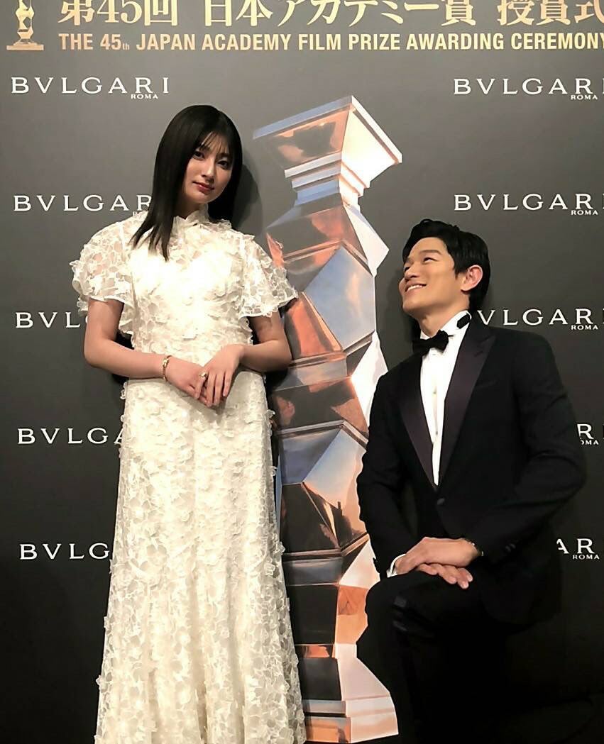 「メイちゃんの執事」再会が話題・鈴木亮平、“みるく様”吉川愛にひざまずく2ショット公開「素敵な大人になられました」