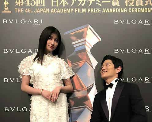 「メイちゃんの執事」再会が話題・鈴木亮平、“みるく様”吉川愛にひざまずく2ショット公開「素敵な大人になられました」