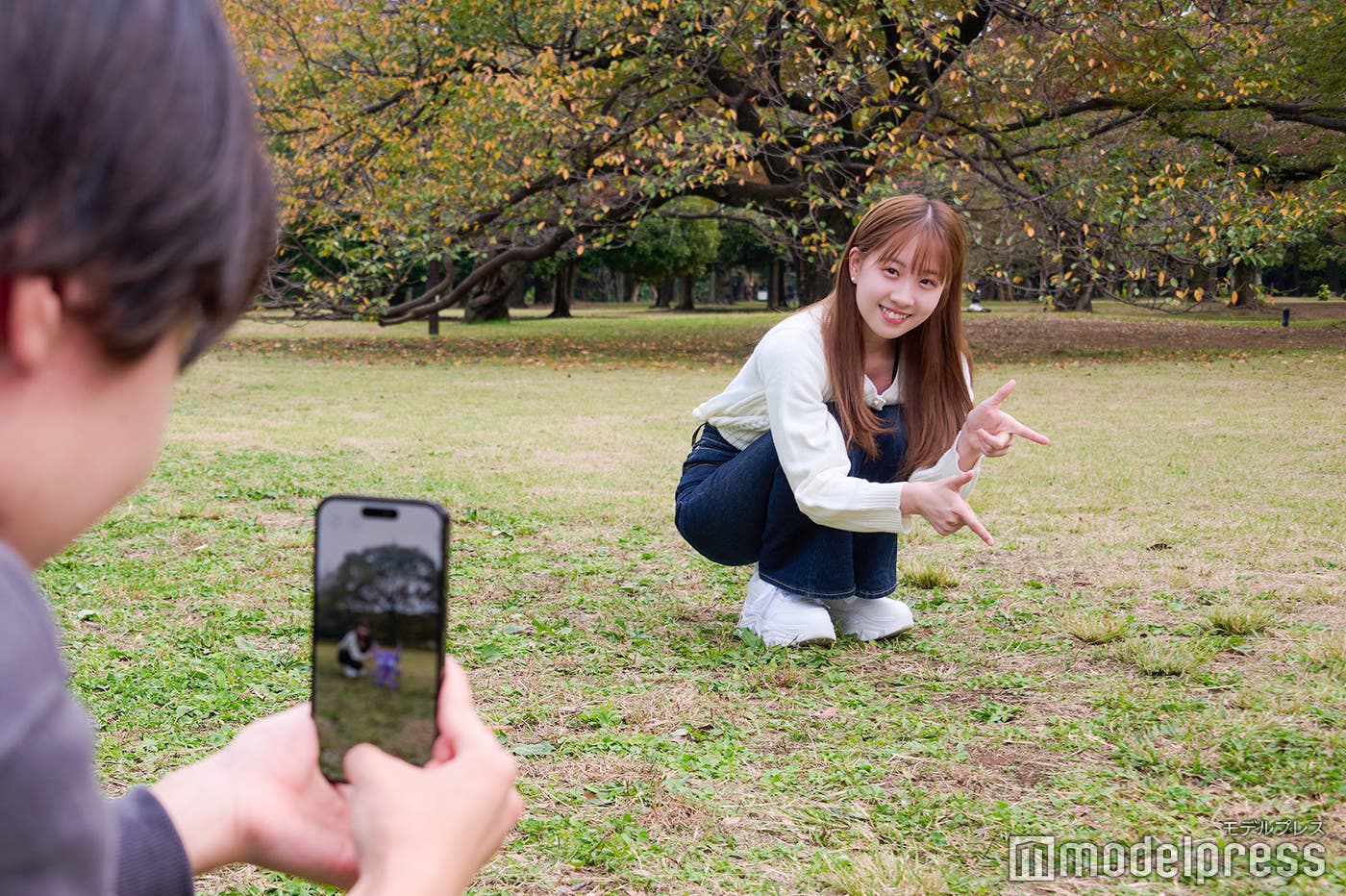 「GOスナップショット」で撮影をする2人(C)モデルプレス