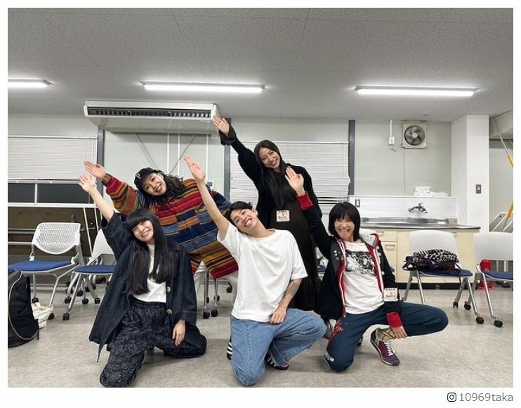 ワンオクTaka、新しい学校のリーダーズとコラボショット披露 “お揃いポーズ”にも注目集まる