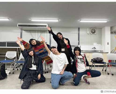 ワンオクTaka、新しい学校のリーダーズとコラボショット披露 “お揃いポーズ”にも注目集まる