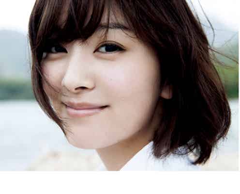 石橋杏奈、ハワイでキュートな笑顔満載 海でのビキニショットも