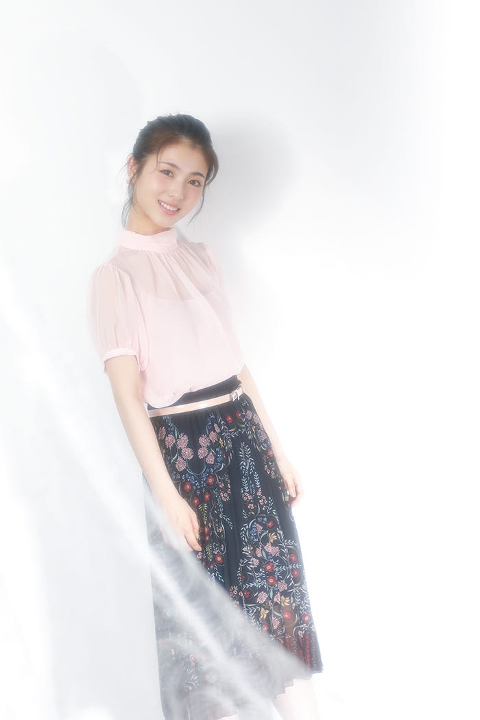 浜辺美波フォトエッセイ「気ままに美波」(11月12日発売)より(提供写真)