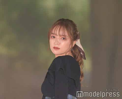 ヘラヘラ三銃士さおりん、美デコルテ際立つ黒ニットで悩殺 ポニーテールで清楚感溢れる<GirlsAward 2022 A/W>