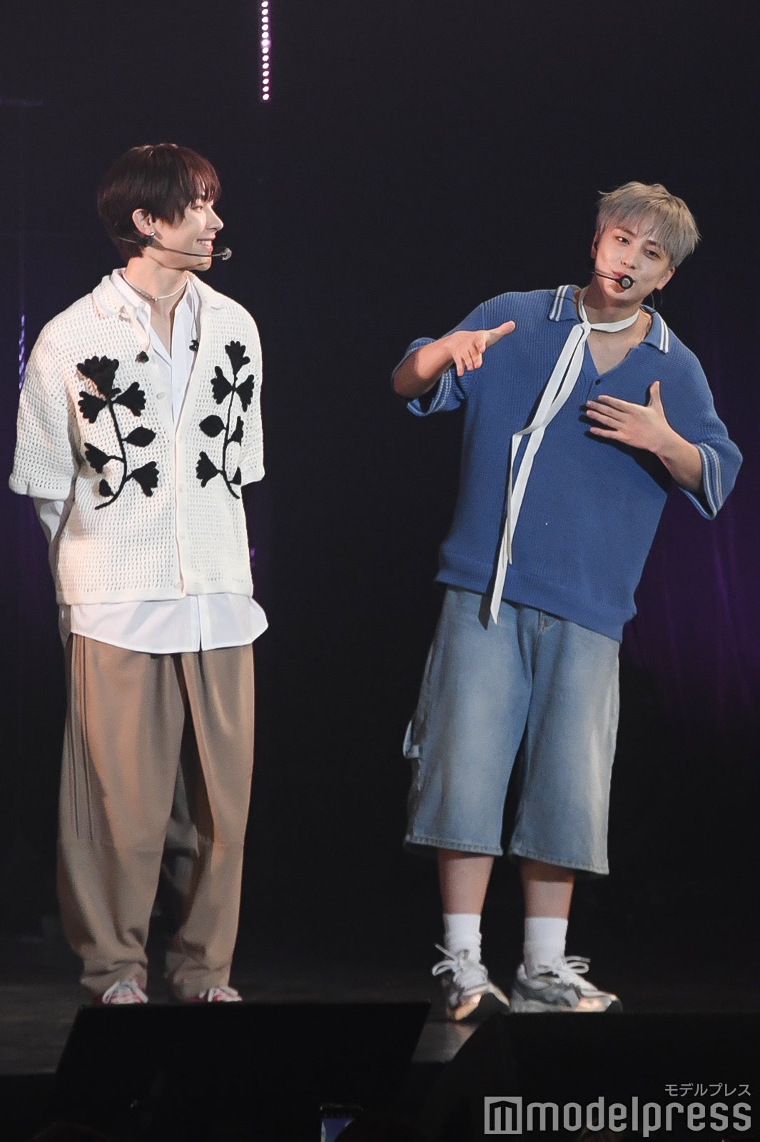 TAKIの自己紹介を笑顔で見守るNICHOLAS（C）モデルプレス