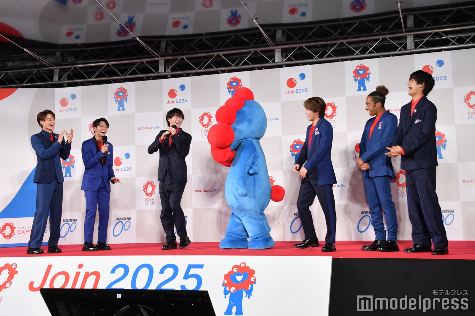 福本大晴とミャクミャクの漫才コンビに盛り上がるAぇ! group（C）モデルプレス