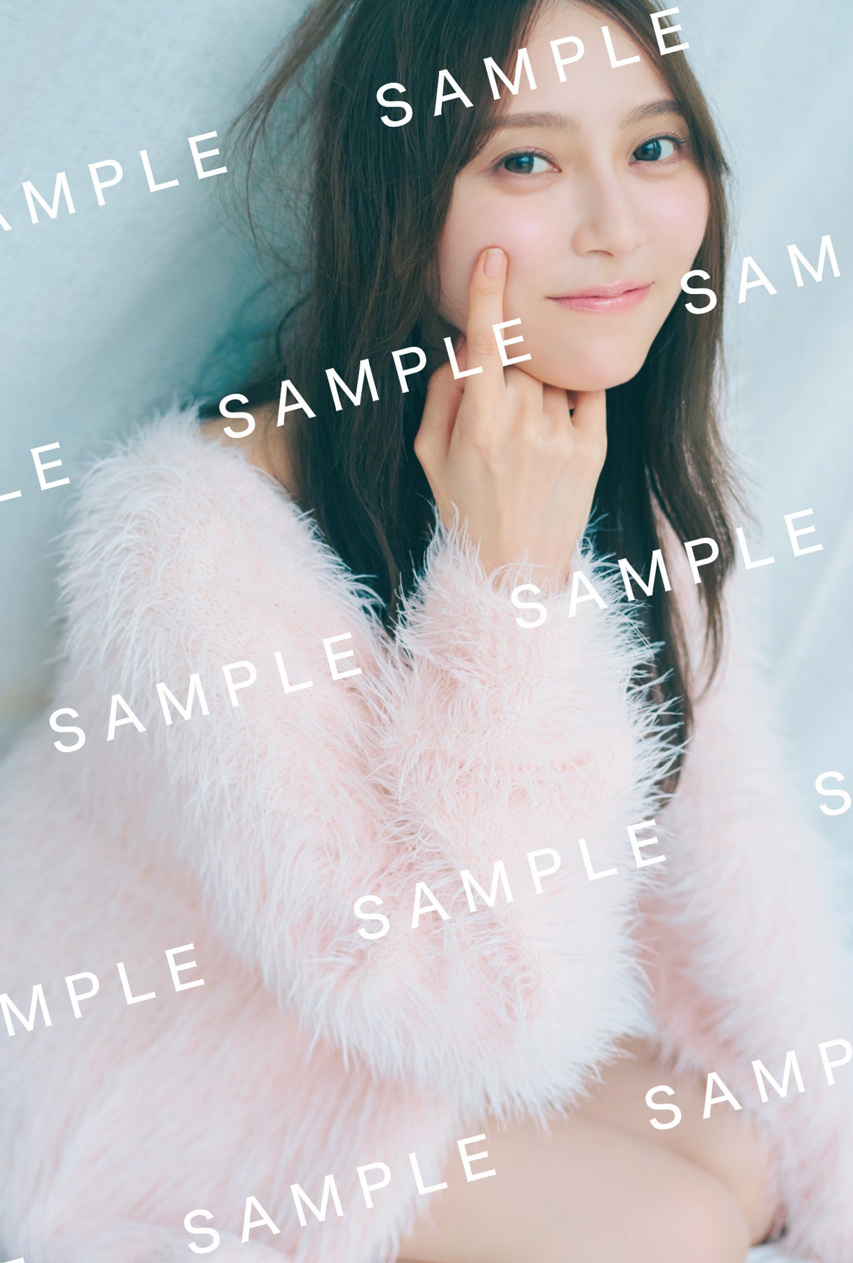 乃木坂46弓木奈於、美脚輝くドレス姿 1st写真集裏表紙解禁