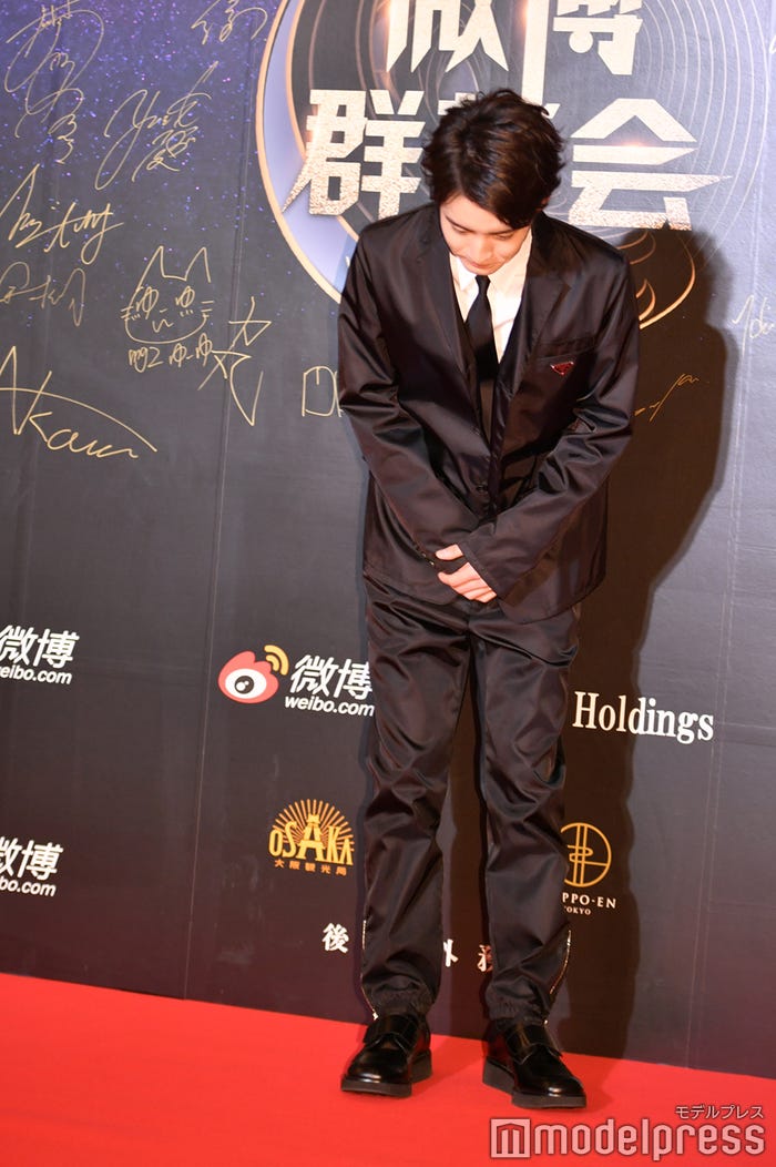 丁寧にお辞儀する赤楚衛二(C)モデルプレス