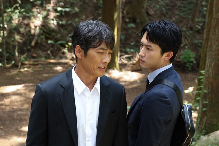 反町隆史、杉野遥亮「オクラ~迷宮入り事件捜査~」(C)フジテレビ