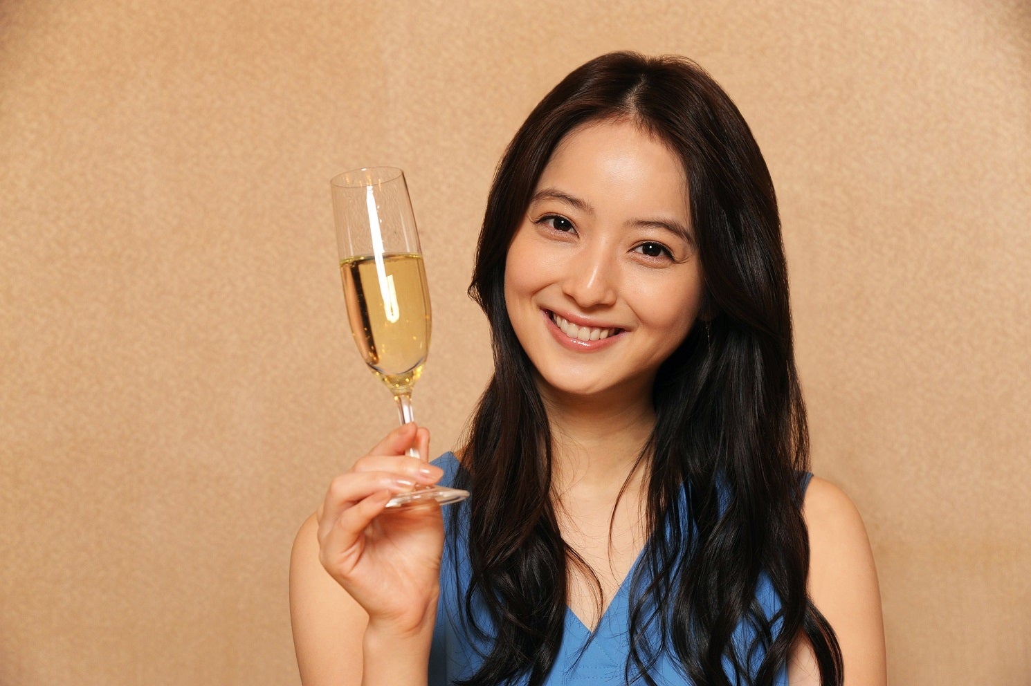 佐々木希、色目を使って翻弄　ミステリアス美女が口説く