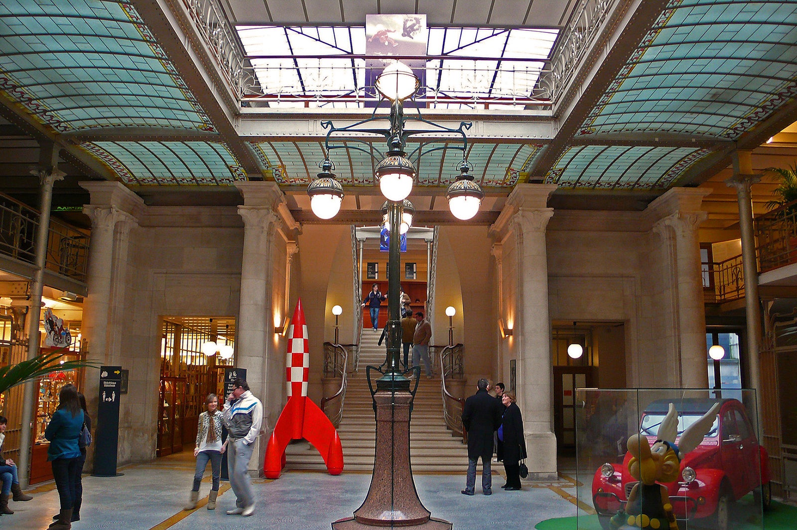 ベルギー漫画センターのホール。タンタンに登場する、あの月ロケットが(c)Daniel Fouss