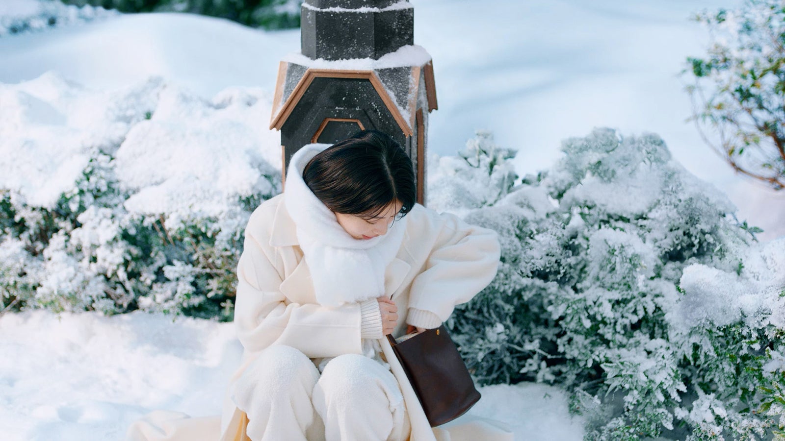 出口夏希／メルティーキッス新CM「冬の待ち合わせ」篇（提供写真）