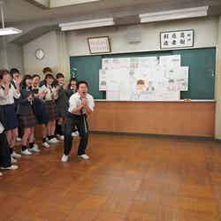 若林時英を筆頭に合唱で盛り上がる「3年A組」 （C）日本テレビ