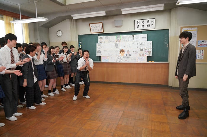 若林時英を筆頭に合唱で盛り上がる「3年A組」 (C)日本テレビ