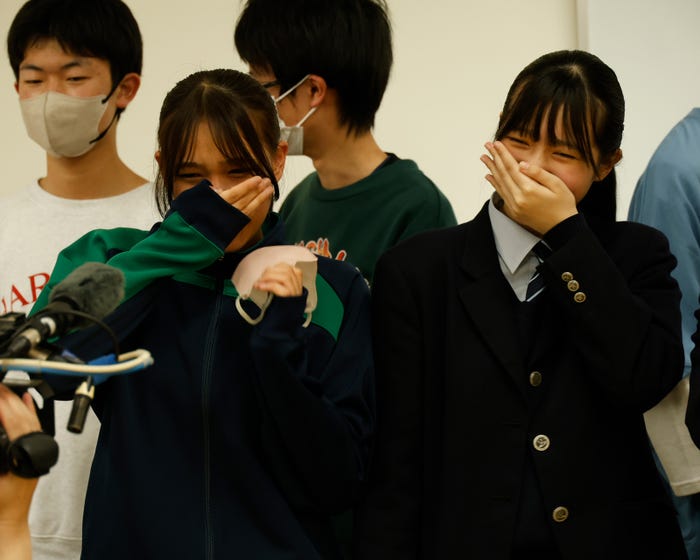 涙する学生(提供写真)